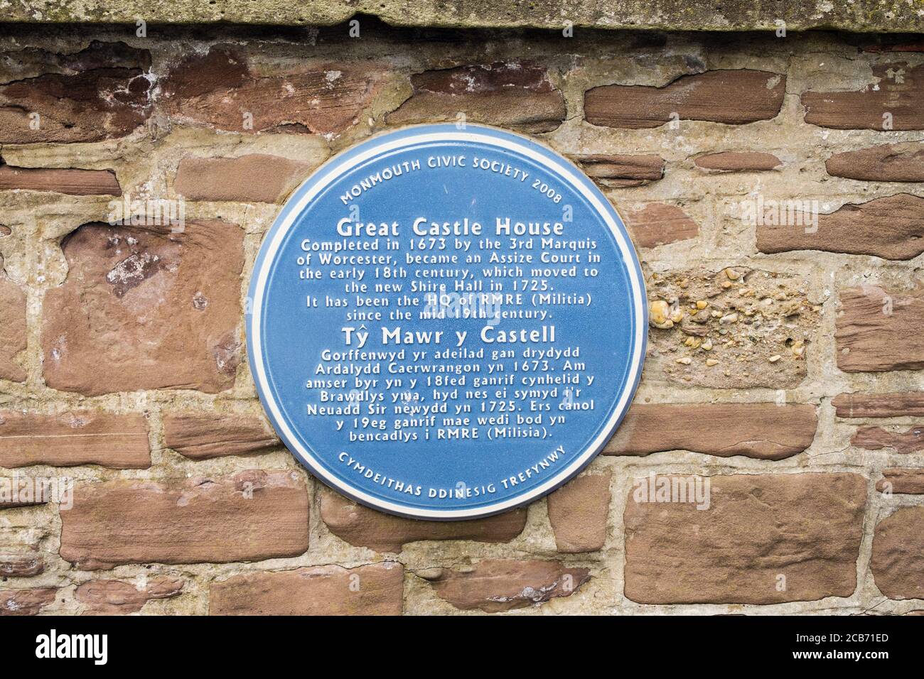 Placa de información histórica bilingüe para la Gran Casa del Castillo RMRE cuartel en galés e inglés. Monmouth, Monmouthshire, Gales, Reino Unido, Gran Bretaña Foto de stock