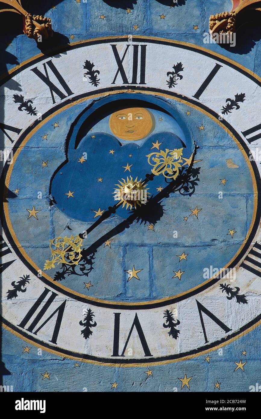 Reloj astronómico de una mano de 1751, decorado con estrellas de oro y  caras de sol y luna pintadas en piedra. En una pared exterior de la  Catedral de San Lázaro, Autun,