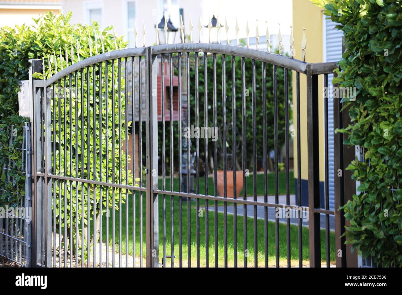 Valla de jardín de alta calidad hecha con barras de metal Fotografía de  stock - Alamy