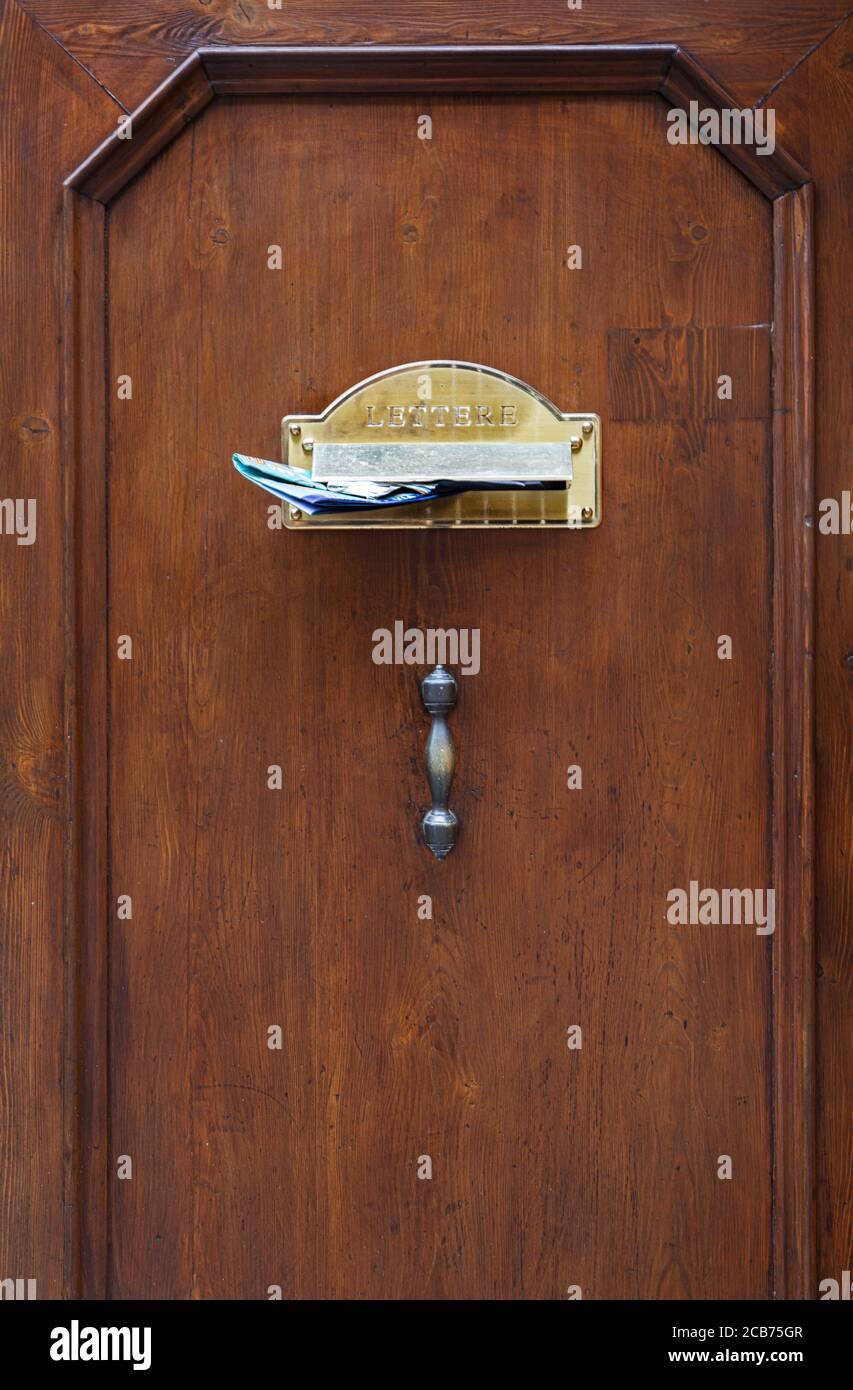 buzón de correo en la puerta principal de una casa Fotografía de stock -  Alamy