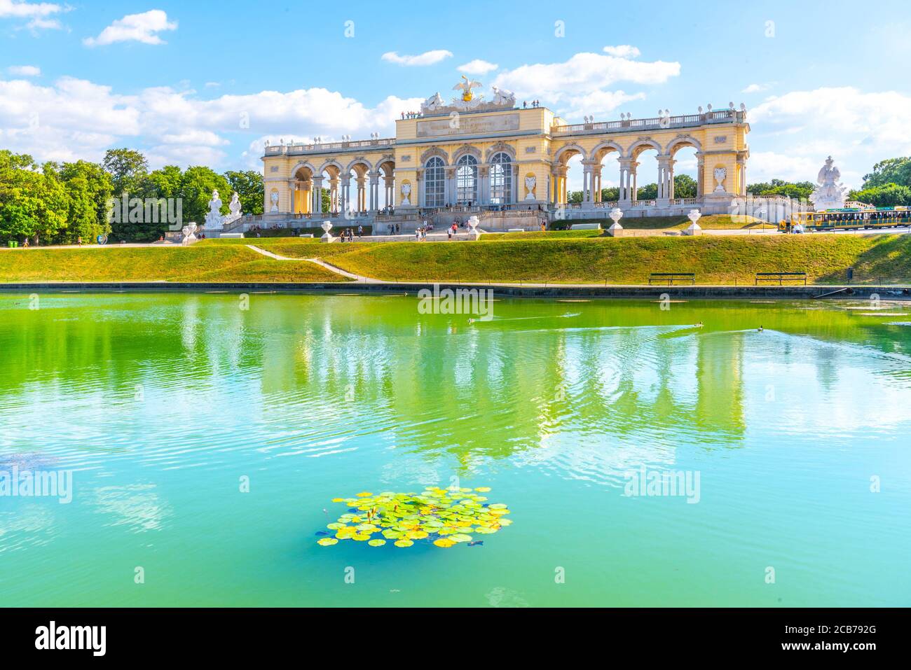 VIENA, AUSTRIA - 23 DE JULIO de 2019: La Gloriette en los Jardines del Palacio de Schonbrunn, Viena, Austria. Vista frontal y reflexión sobre el agua. Foto de stock