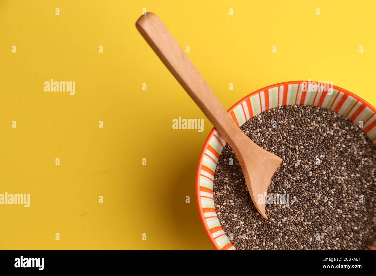 Cuenco de semillas de chía sobre una superficie amarilla Fotografía de  stock - Alamy