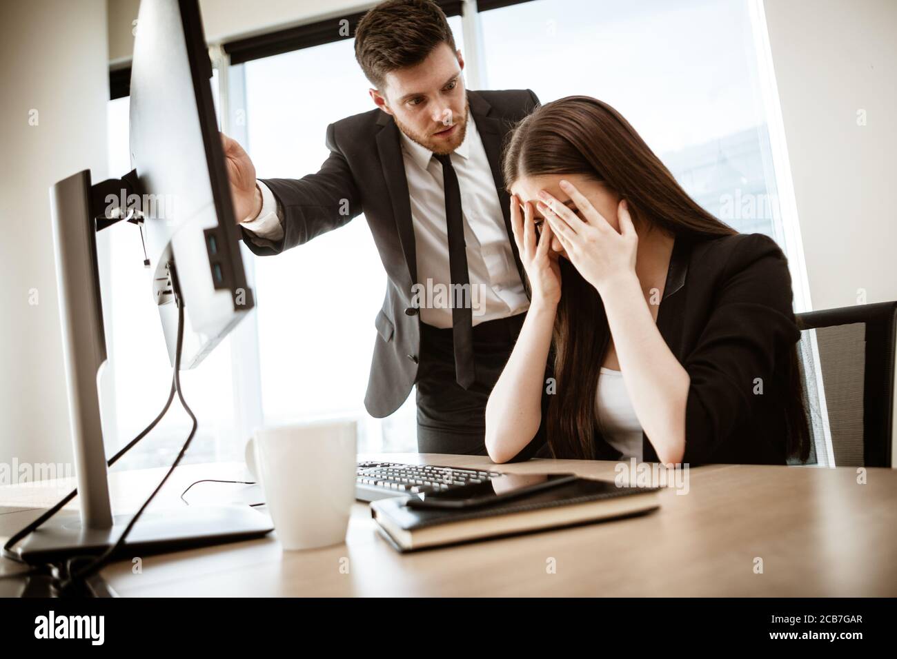 Conflicto, crisis y despido en el trabajo. Un joven empresario grita en