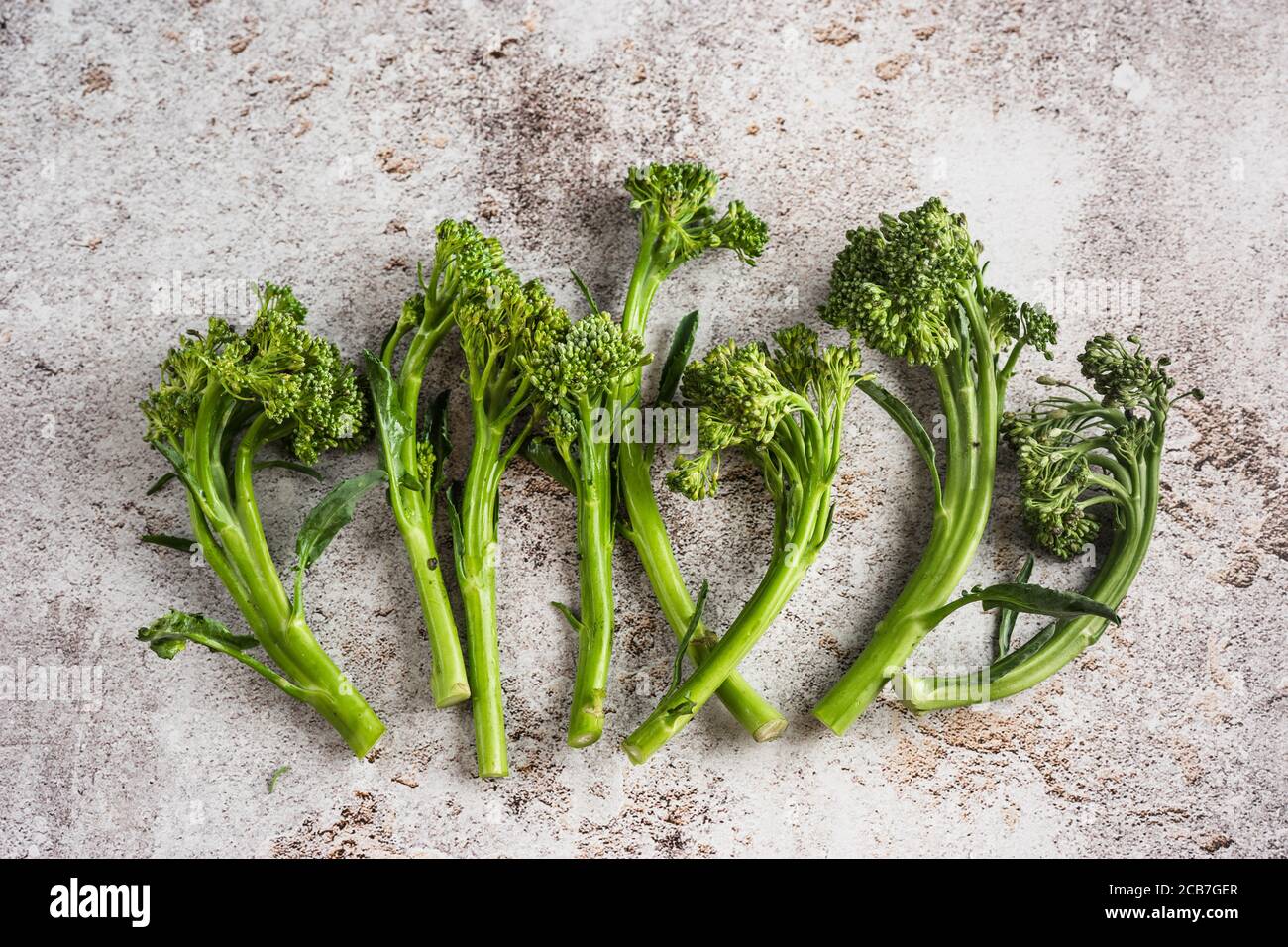 Broccolini de repollo híbrido sobre fondo de hormigón gris Foto de stock