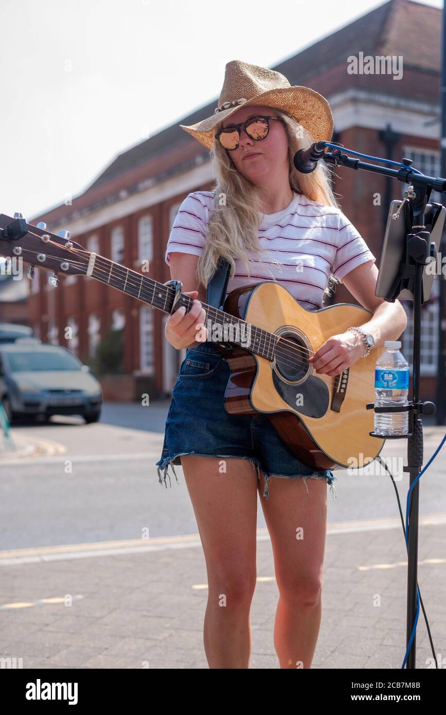 Hannah Paris Singer/Songwriter y Street busker interpreta sus canciones Brentwood High Street Essex Reino Unido Foto de stock