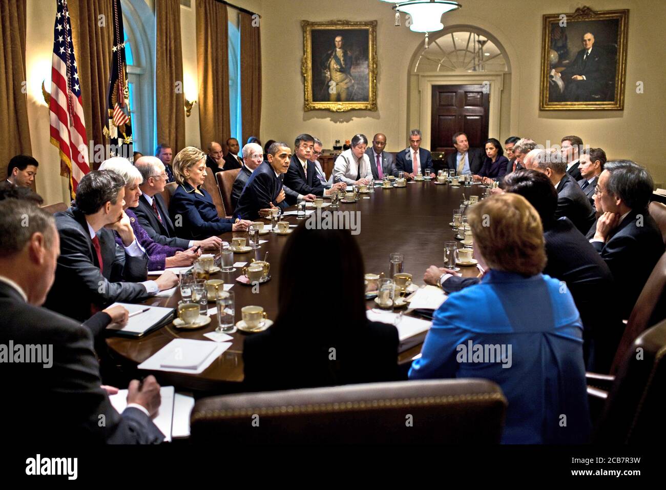 El presidente Barack Obama celebra una reunión del Gabinete (Susan Rice en el grupo) en el Gabinete de la Casa Blanca el 23 2009 de noviembre. Foto de stock