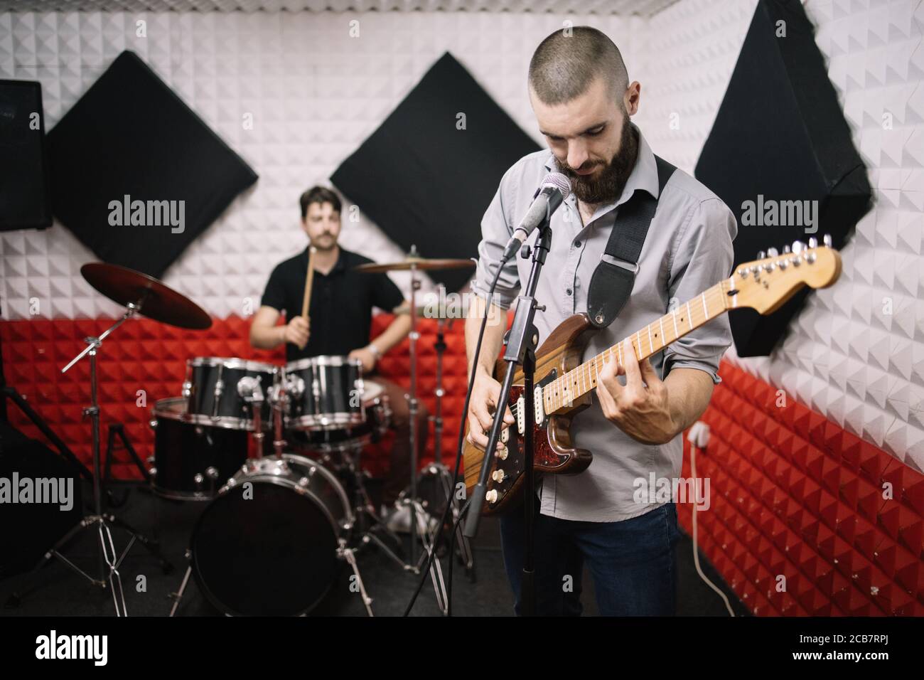 Banda de guitarrista y baterista ensayando en estudio Fotografía de stock -  Alamy