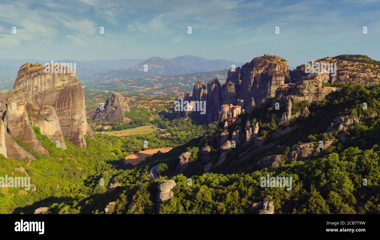 Meteora, Tesalónica, Grecia. Panorama que muestra cuatro de los seis monasterios aún utilizados. Desde la izquierda: San Nicolás (en el fondo), Rousanou o Roussanou, V Foto de stock