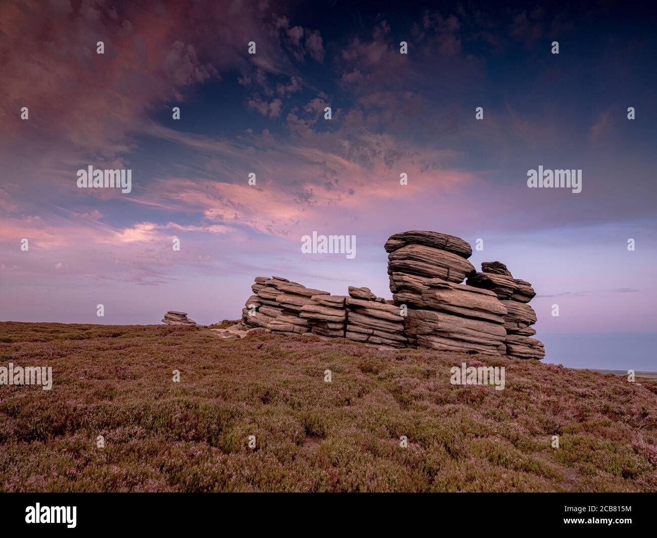 Impresionante puesta de sol sobre Derwent Edge en Peak District Foto de stock