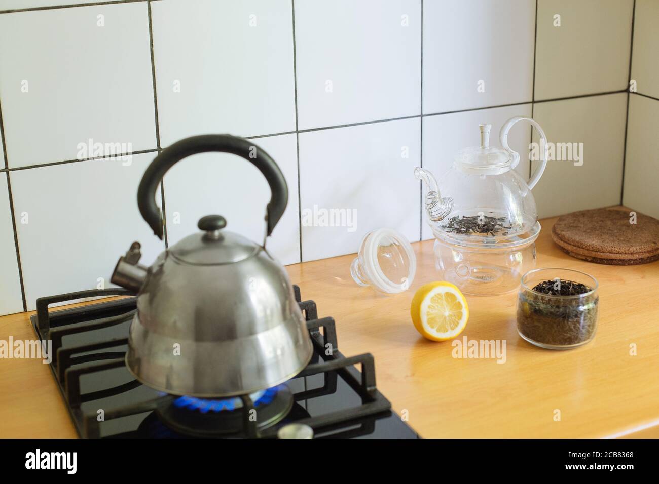 Preparar té y limón en la cocina Foto de stock