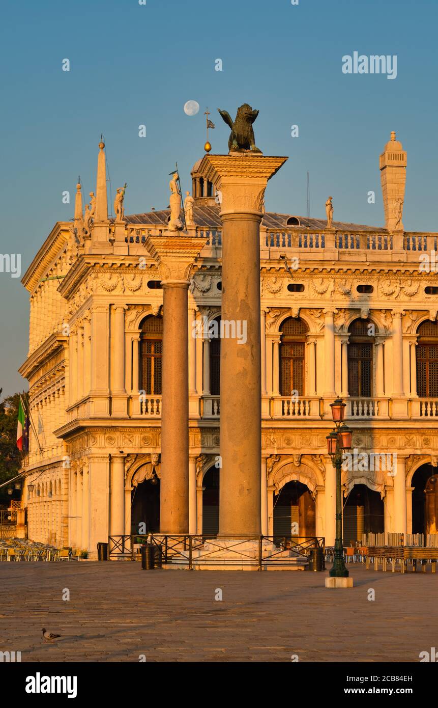 Columnas de San Marco y San Teodoro, Plaza de San Marcos, Venecia, Véneto, Italia Foto de stock