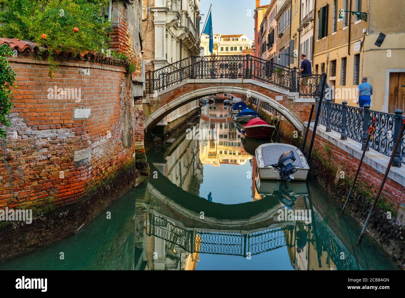 Turistas caminando por la ciudad, Venecia, Veneto, Italia Foto de stock