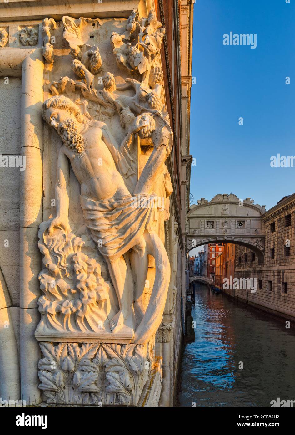 Escultura de relieve en el Palacio Ducal, palacio, Cultura Italiana, Venecia, Véneto, Italia Foto de stock