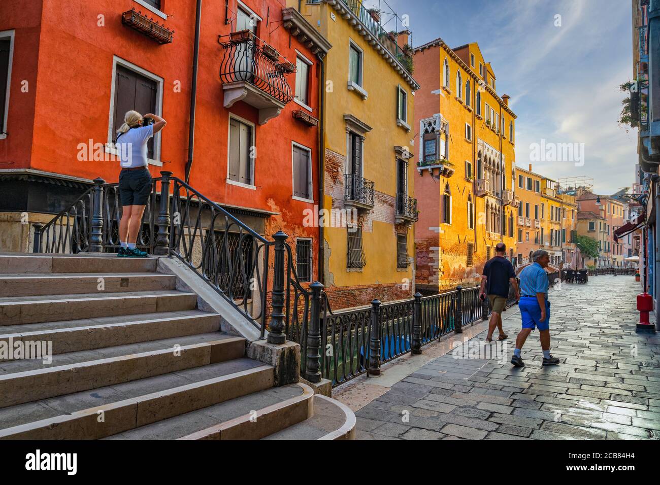 Turistas caminando por la ciudad, Venecia, Veneto, Italia Foto de stock