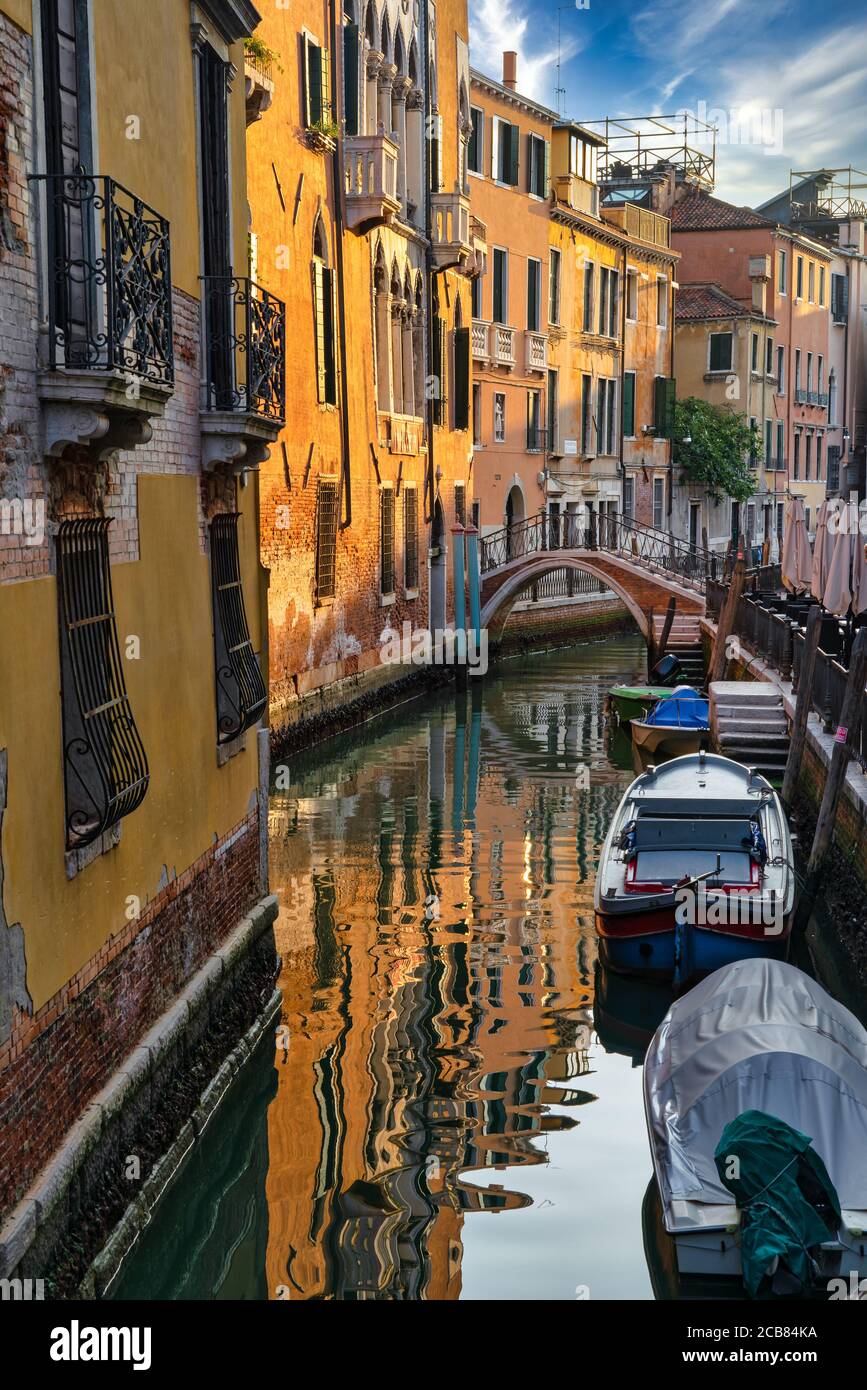 Barcos amarrados en el canal, Venecia, Véneto, Italia Foto de stock