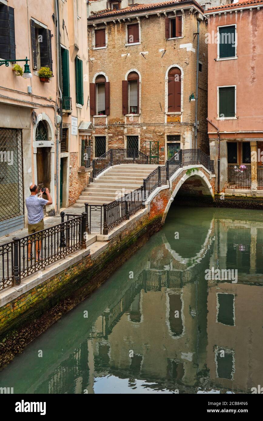 Hombre tomando una foto, Venecia, Veneto, Italia Foto de stock