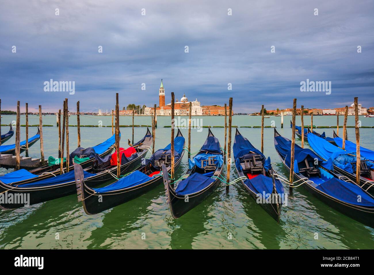 Góndolas alineadas en la Plaza de San Marcos, Venecia, Véneto, Italia Foto de stock