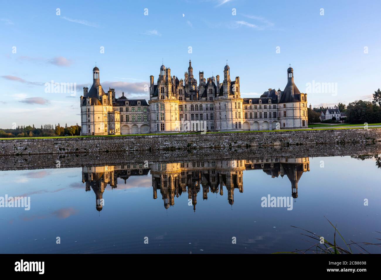 Reflexión del castillo de Chambord al atardecer, Chambord, Loir-et-Cher, Francia, Foto de stock