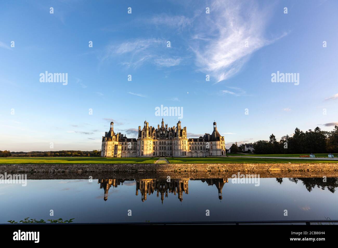 Reflexión del castillo de Chambord al atardecer, Chambord, Loir-et-Cher, Francia, Foto de stock