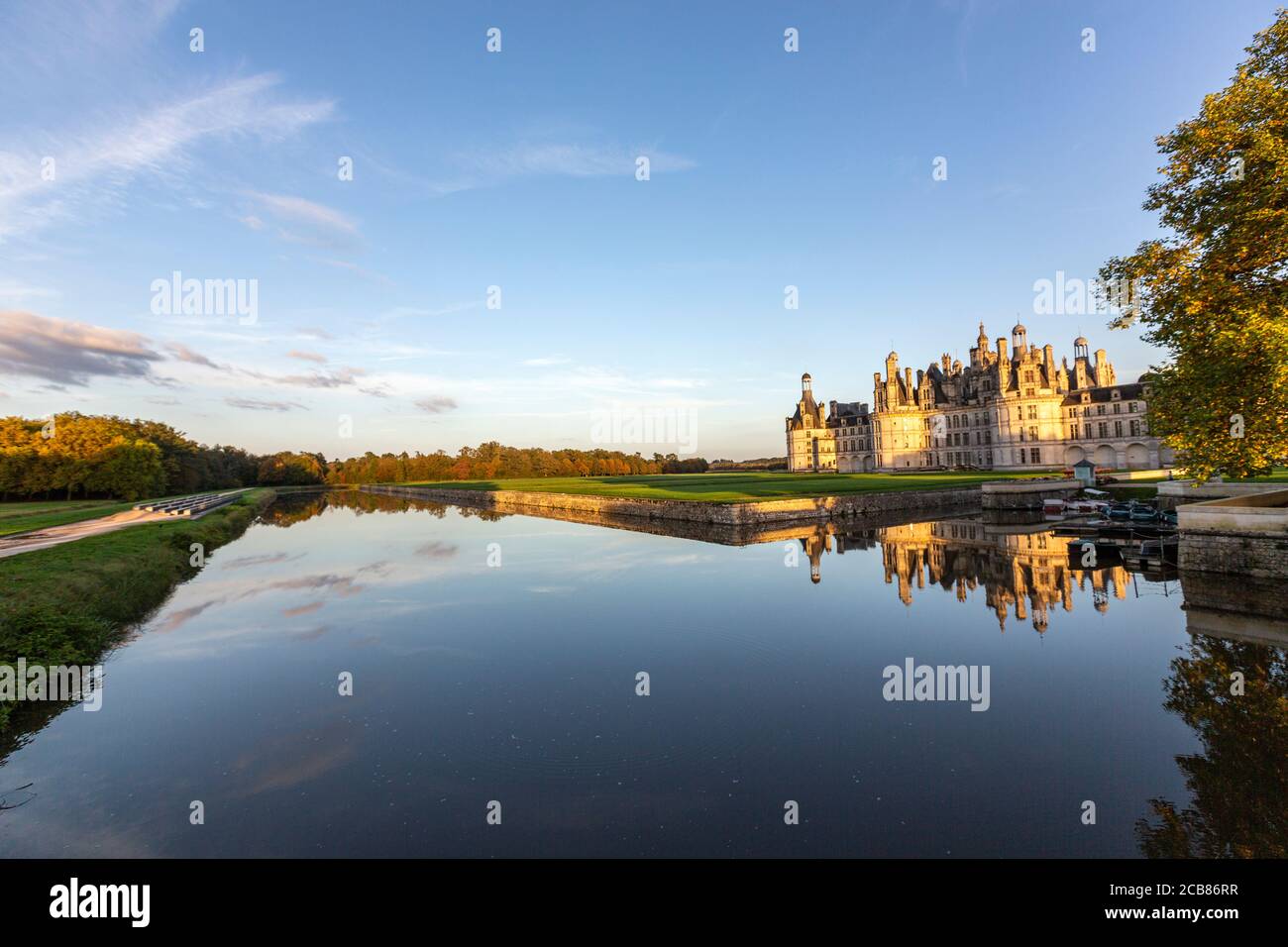 Reflexión del castillo de Chambord al atardecer, Chambord, Loir-et-Cher, Francia, Foto de stock