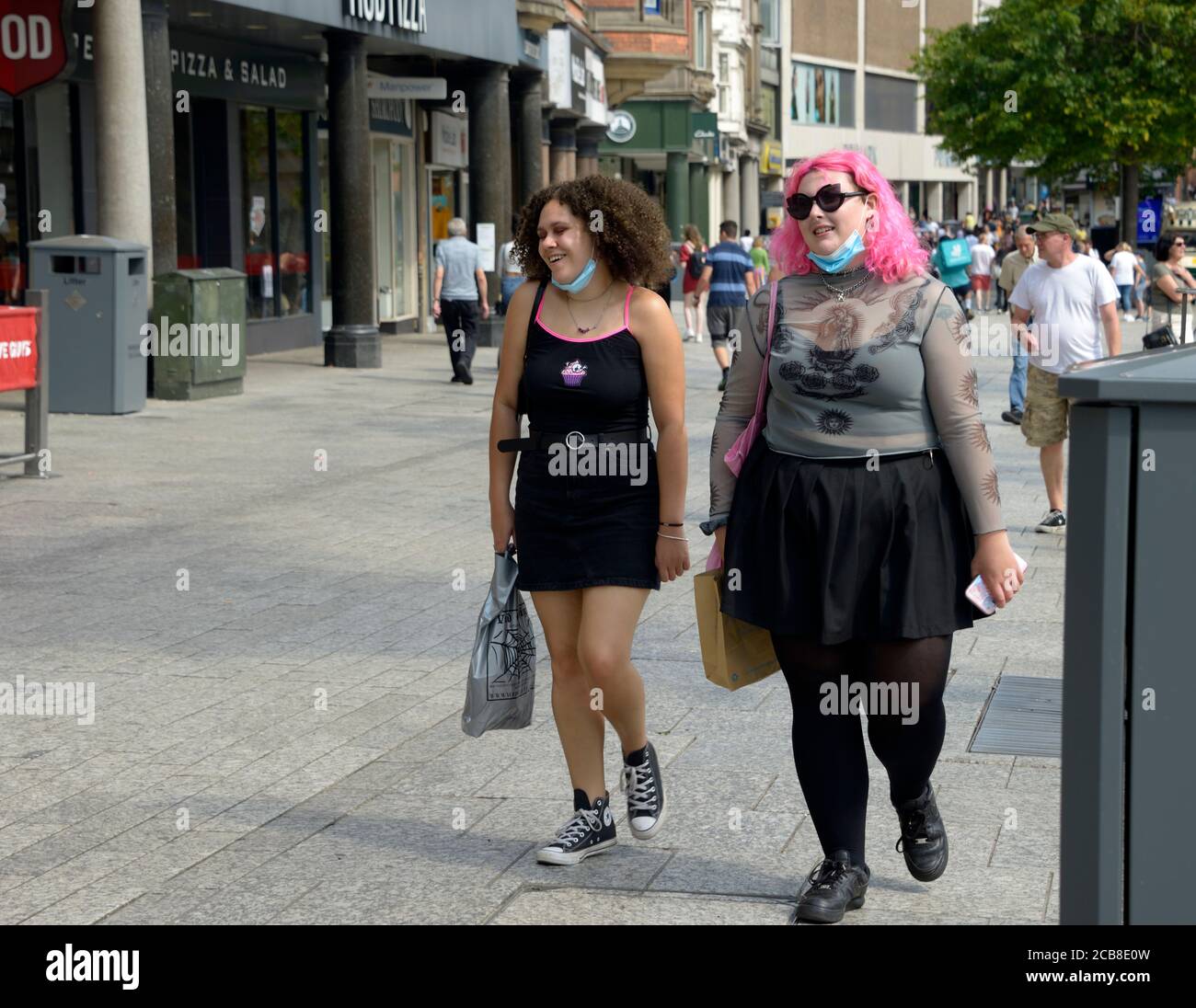 Dos mujeres jóvenes, estilo inusual, cabello rosa Fotografía de stock -  Alamy