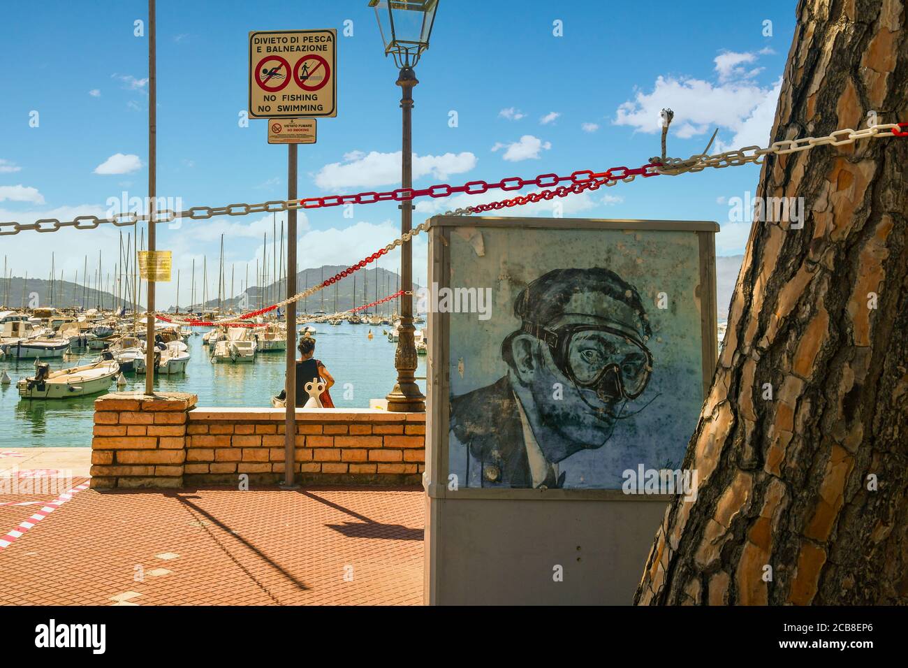 Una obra de arte del artista callejero Blub inspirada en un retrato de Salvador Dalì en el paseo marítimo del puerto, Lerici, la Spezia, Liguria, Italia Foto de stock