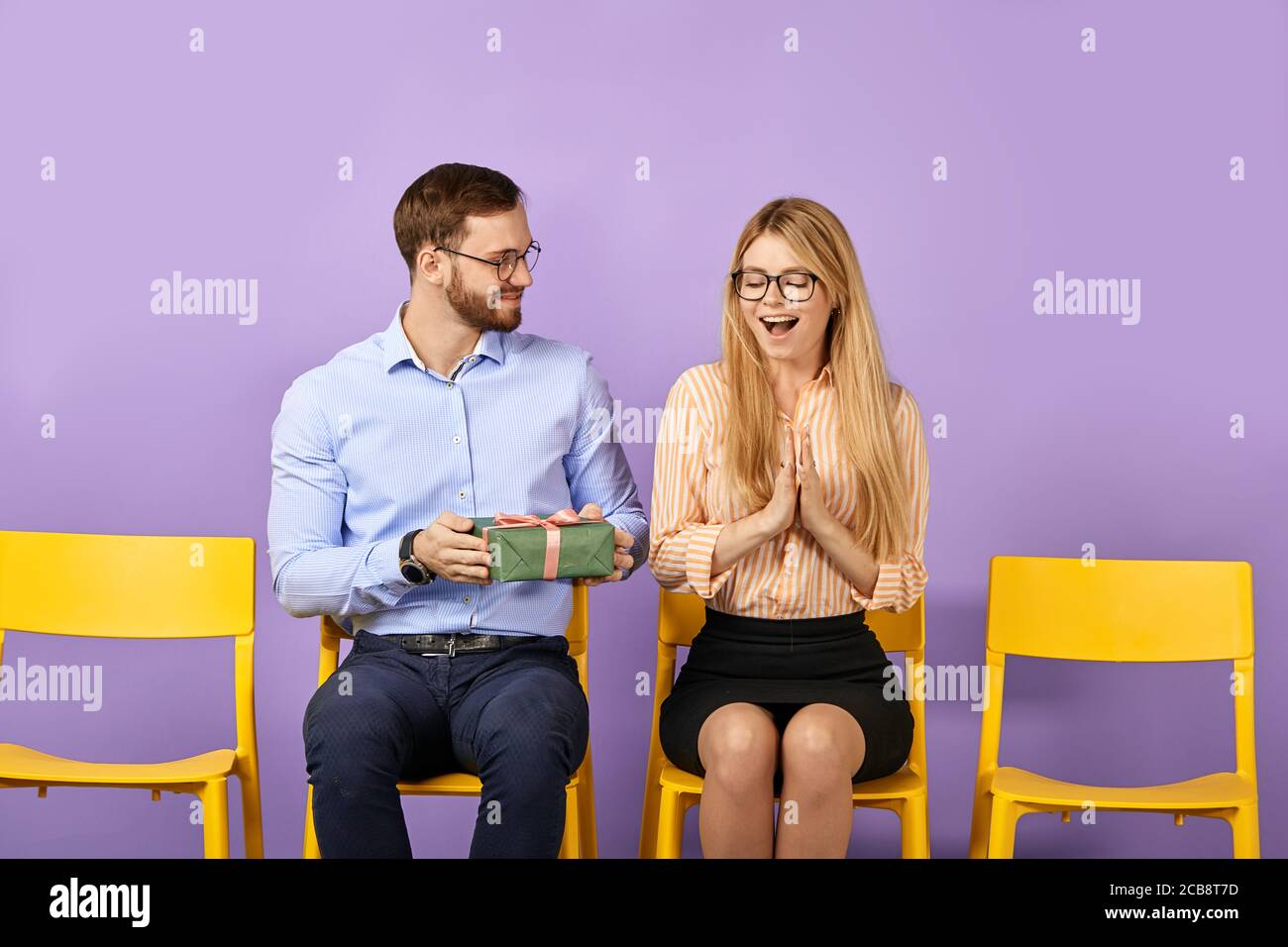 una joven rubia se presenta de manera inesperada de su varón amigo y esperando entrevista de trabajo Foto de stock