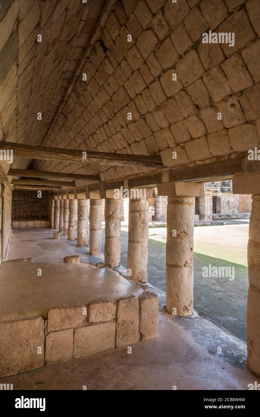 Pilares de piedra en el cuadrilátero de las aves en las ruinas de la ciudad maya de Uxmal en Yucatán, México. Ciudad prehispánica de Uxmal - un mundo de la UNESCO Foto de stock
