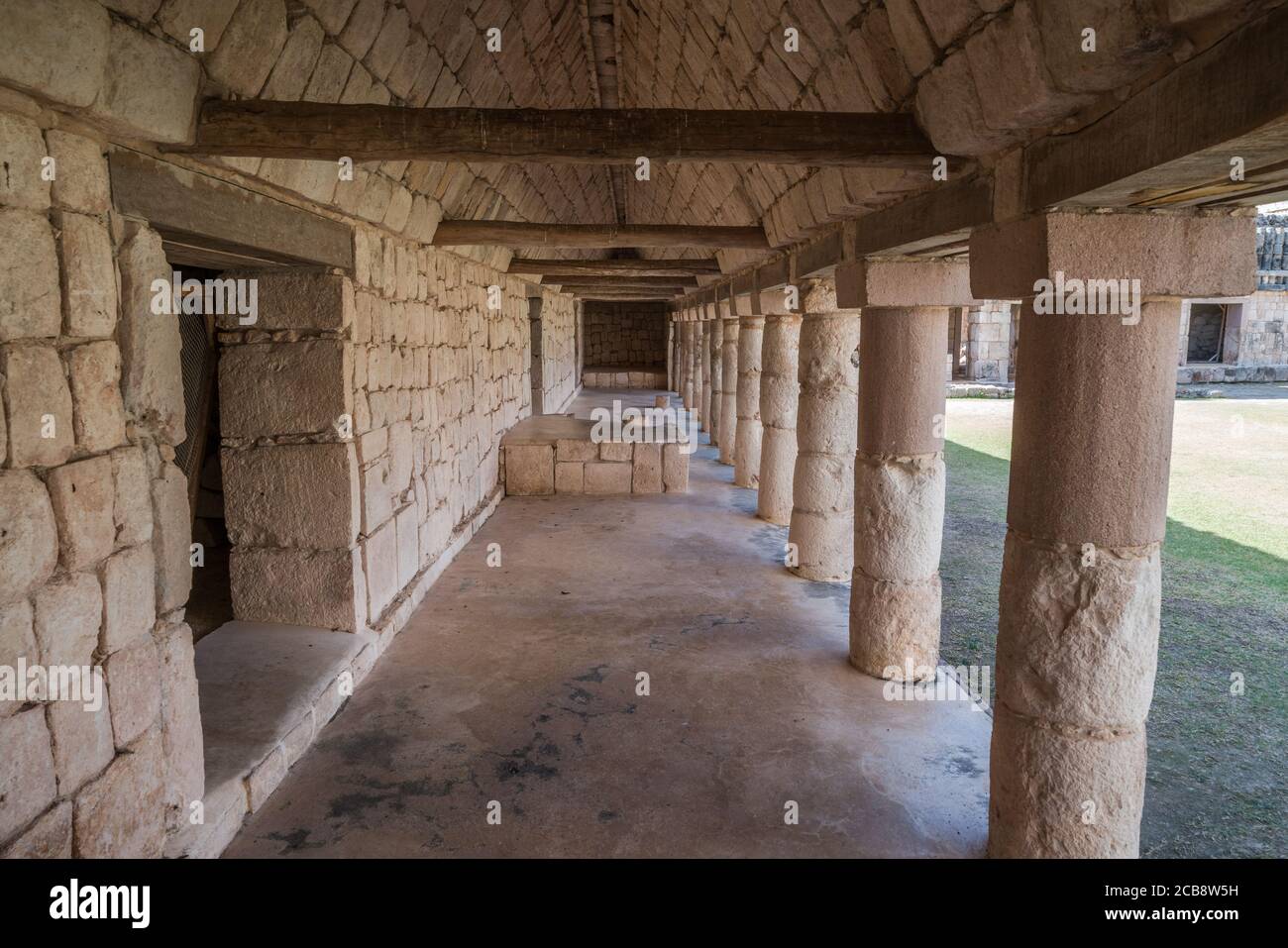 Pilares de piedra en el cuadrilátero de las aves en las ruinas de la ciudad maya de Uxmal en Yucatán, México. Ciudad prehispánica de Uxmal - un mundo de la UNESCO Foto de stock