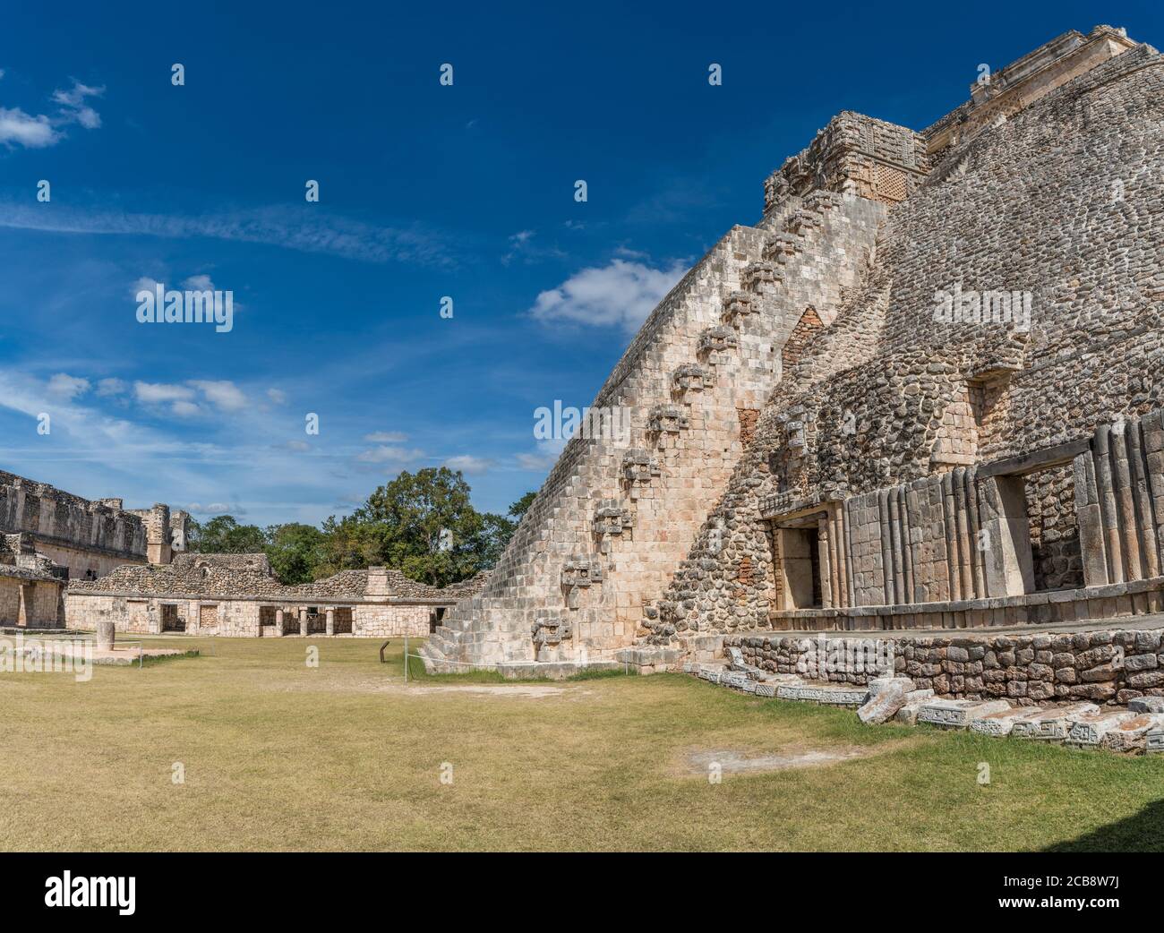 El lado oeste de la Pirámide del Mago se enfrenta al cuadrilátero de las aves en las ruinas de la ciudad maya de Uxmal en Yucatán, México. Pre-Hispan Foto de stock