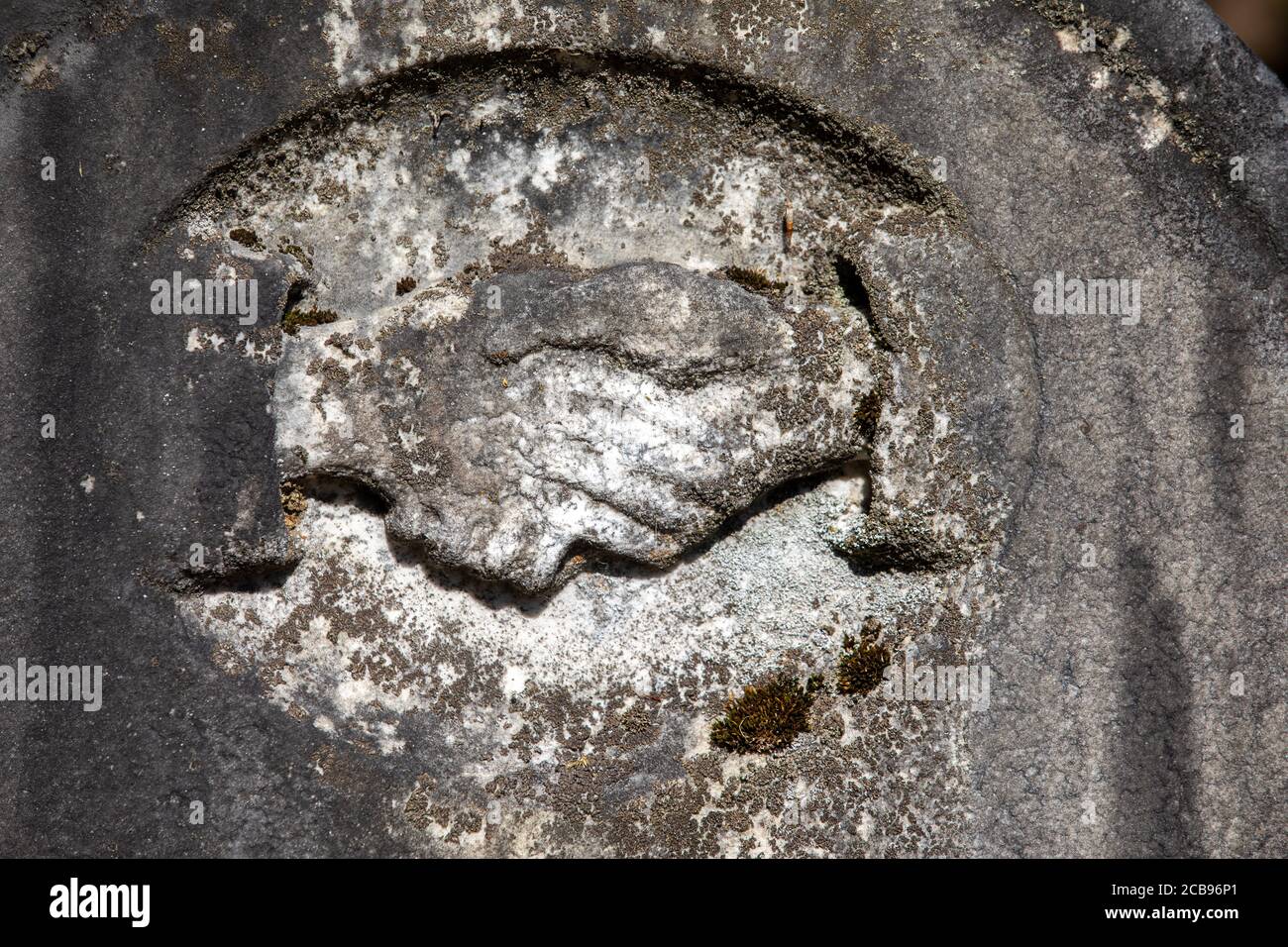 Un apretón de manos, en piedra. Foto de stock