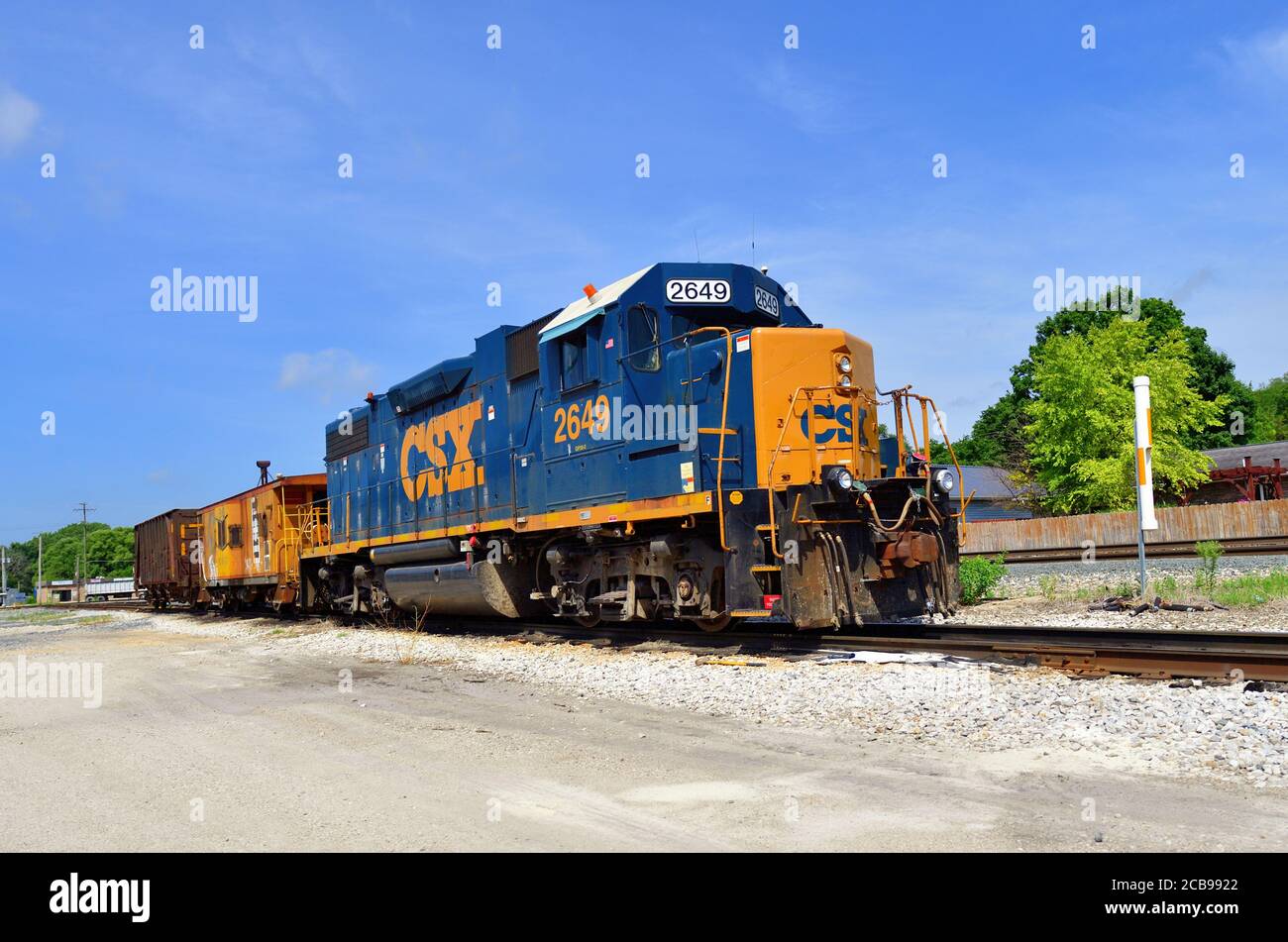 Seneca, Illinois, EE.UU. Una locomotora de transporte CSX acoplada a un caboose y un coche de mantenimiento descansa sobre un revestimiento a lo largo de la línea principal de CSX en Seneca, Foto de stock