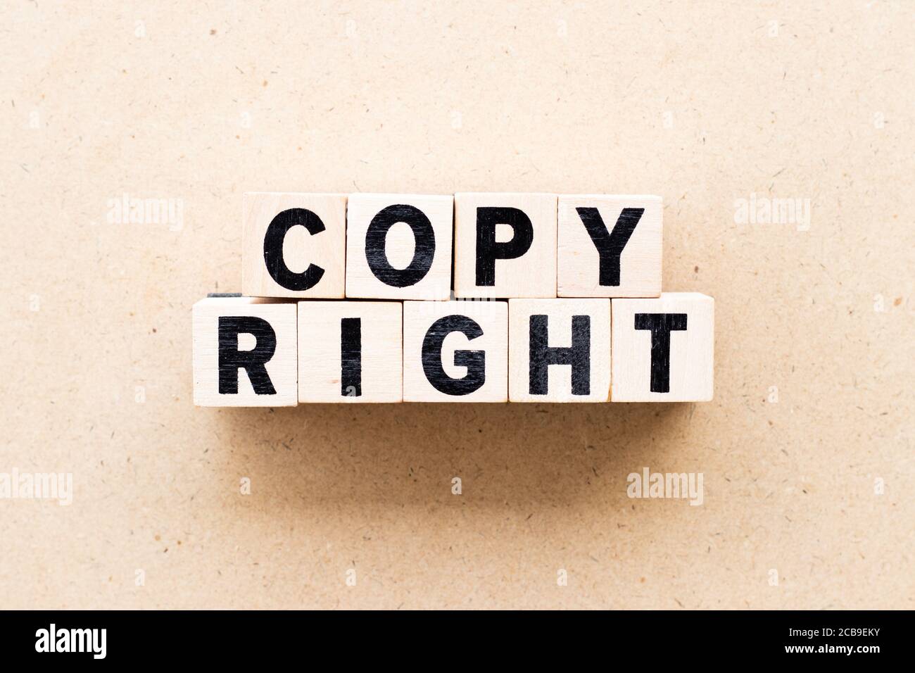 Letra bloque en palabra copyright sobre fondo de madera Foto de stock