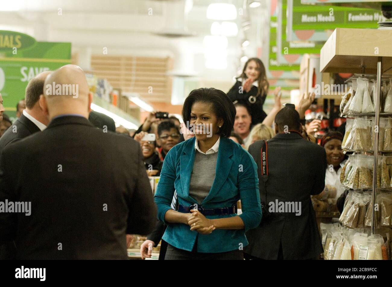 La primera Dama Michelle Obama visita la tienda Fresh Grocer en Filadelfia mientras promueve la Iniciativa de Financiamiento de Alimentos frescos el 19 2010 de febrero. Foto de stock