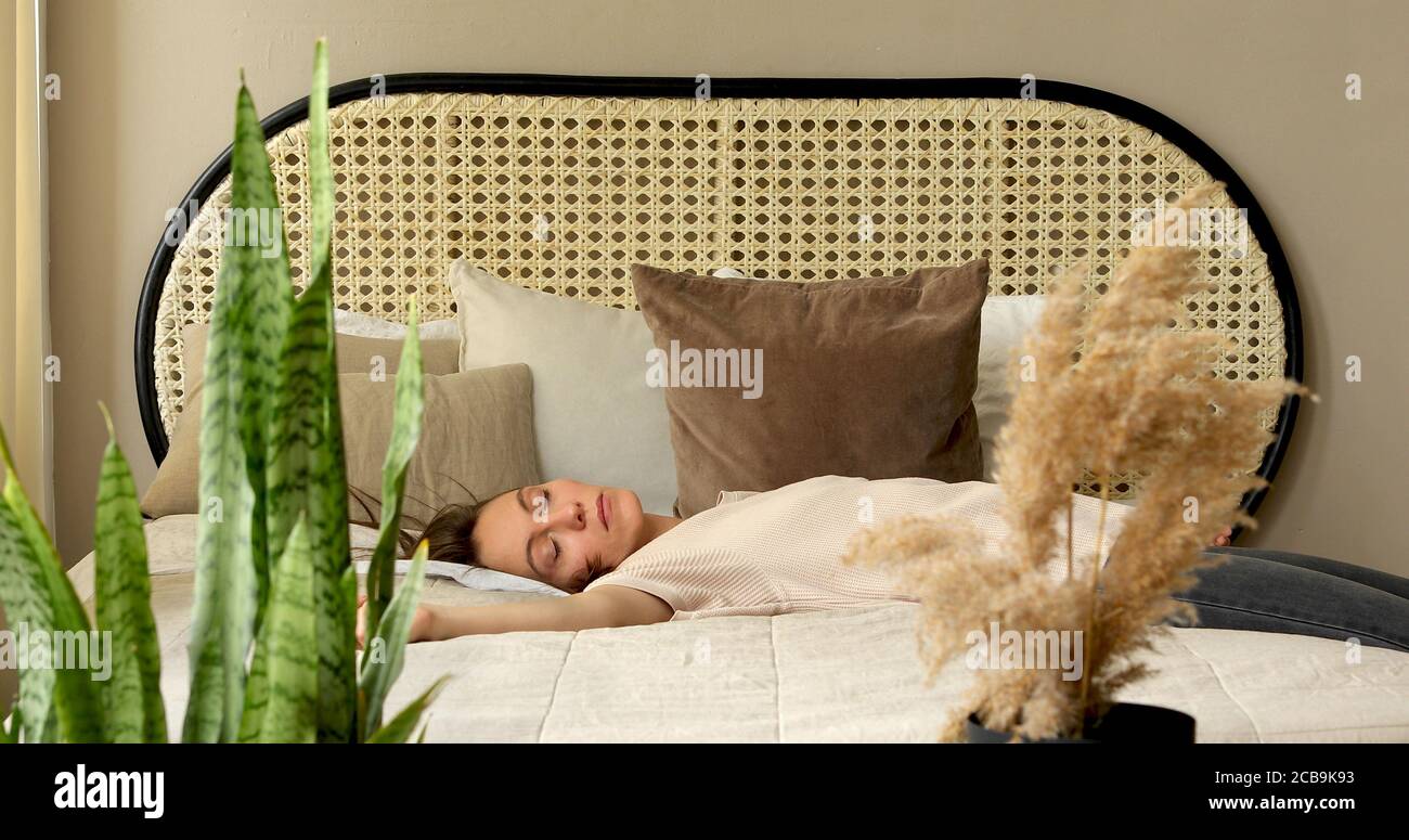 Mujer cansada después del trabajo. Cae en la cama. Colchón suave. Dormir Foto de stock