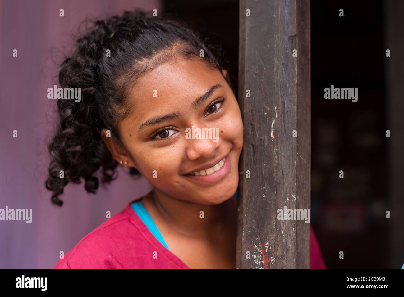 El Castillo / Nicaragua - 30 de julio de 2019: retrato de una hermosa niña nicaragüense en una casa de madera en el pueblo de el Castillo Foto de stock