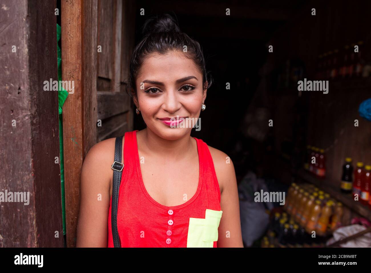 El Castillo / Nicaragua - 30 de julio de 2019: retrato de una hermosa niña nicaragüense en una casa de madera en el pueblo de el Castillo Foto de stock