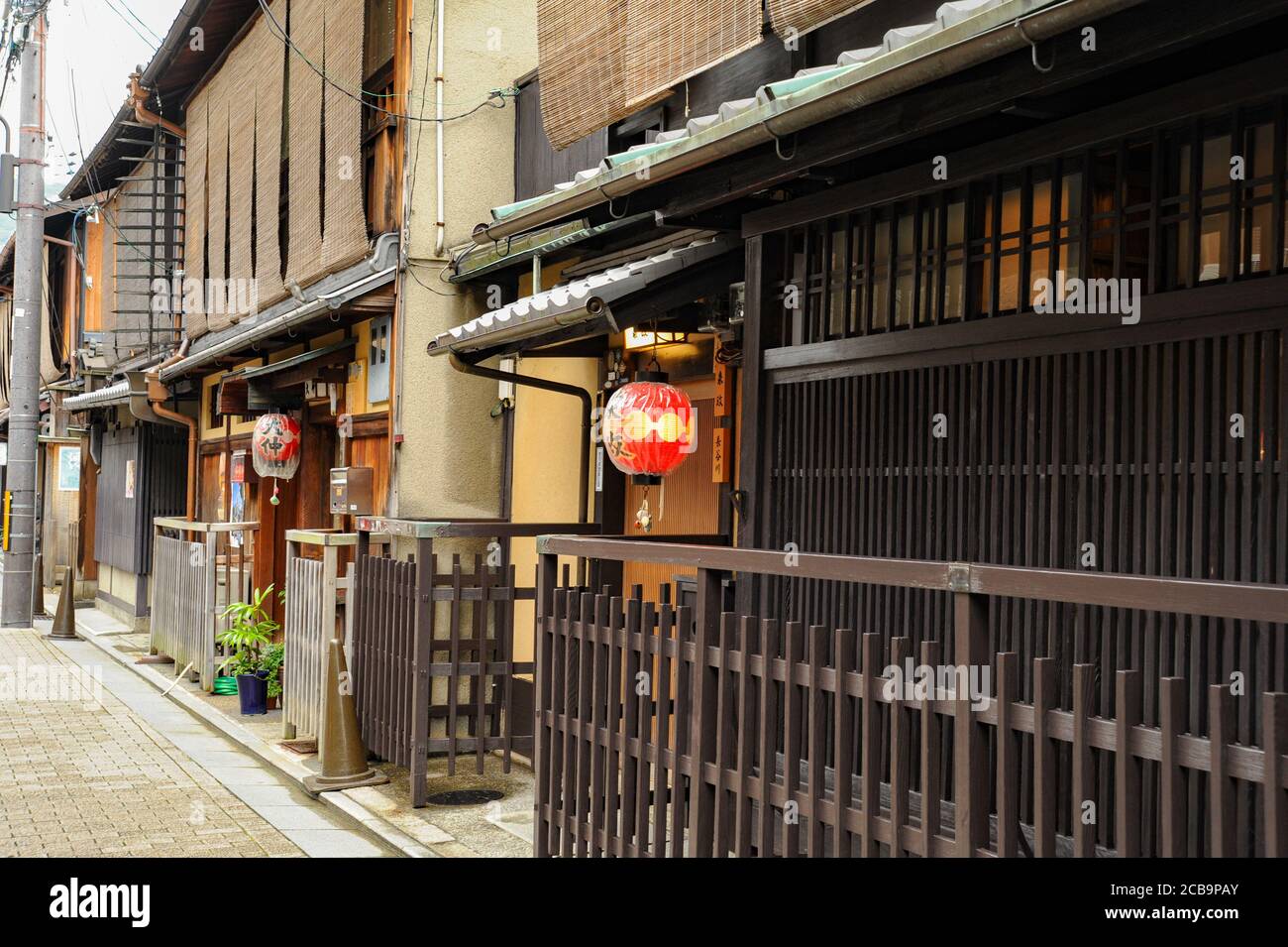 Distrito Gion, Ciudad de Kyoto, Prefectura de Kyoto, Japón - 29 de agosto de 2009: Fachada de la casa tradicional japonesa con faroles rojos antiguos (Toro - Lanterns). Foto de stock