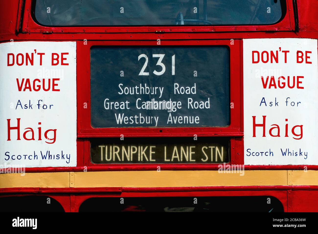 Woodcote, Oxfordshire, Reino Unido: «no sea vago pide Haig», uno de los eslóganes más famosos y de larga duración de la publicidad Scotch Whisky, pintado a mano en ambos paneles de cubierta superior en la parte delantera de JXN 325, un Routemaster de transporte de Londres conservado (RT 935) Autobús de dos pisos en exhibición en el 50 aniversario Woodcote Steam y Vintage Transport Rally en julio de 2013. El autobús AEC Regent III, construido en 1949 con la carrocería Park Royal, fue retirado del servicio a principios de los años 60 y fue comprado para su conservación en 1971. Desde entonces ha aparecido regularmente en los rallies y el show de vehículos clásicos y clásicos Foto de stock