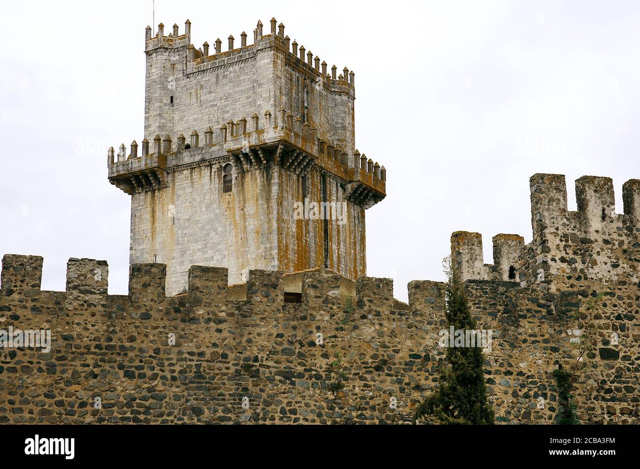 Portugal, Alentejo, Beja. Castillo. Vista de la torre de mantenimiento. El rey Dinis de Portugal (1261-1325) reforzó y amplió las paredes y torres (1307) y comenzó la construcción de la torre en 1310. Detalle arquitectónico. Foto de stock