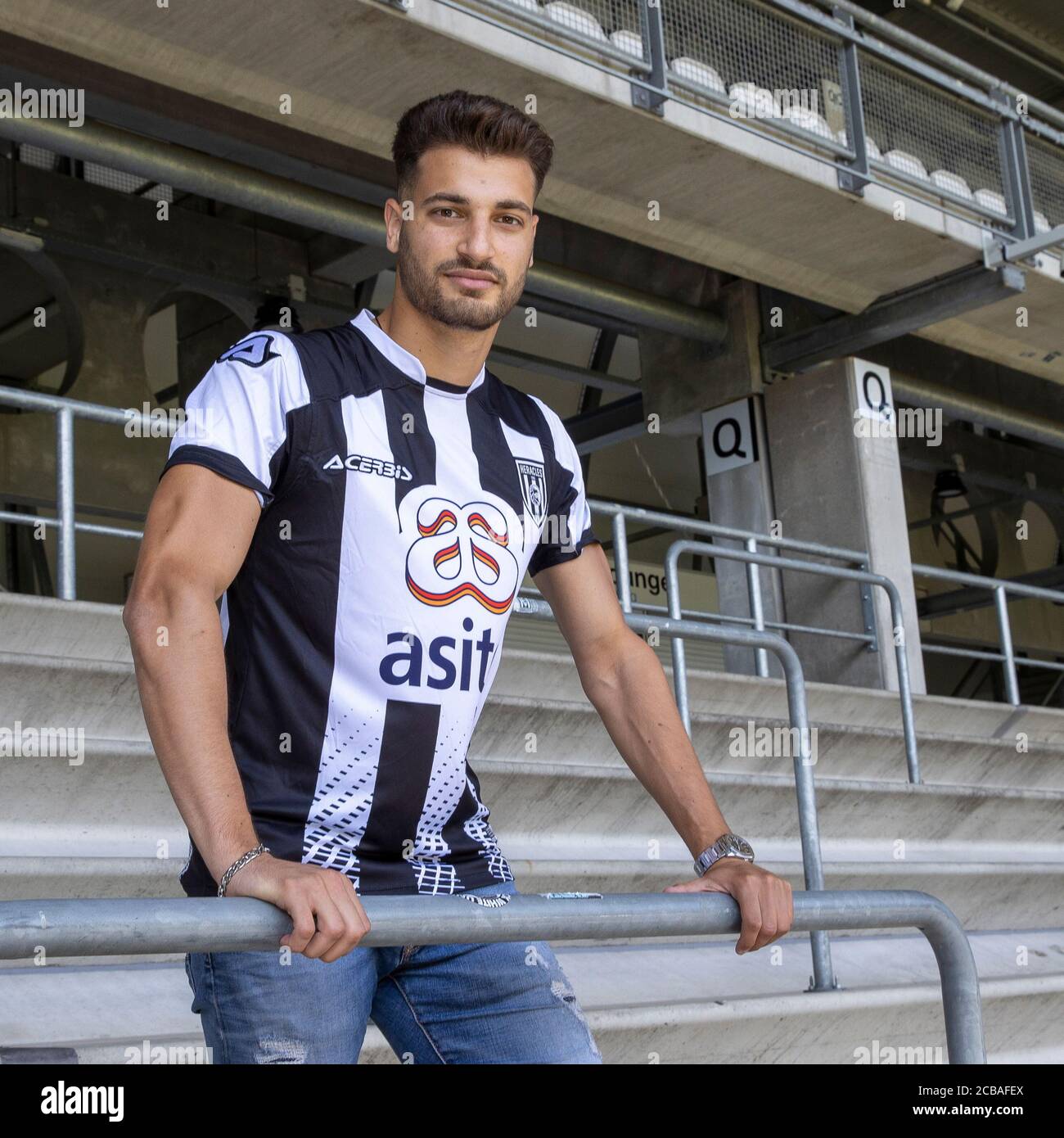 Sinan Bakis firma un contrato en Heracles Almelo Fotografía de stock - Alamy