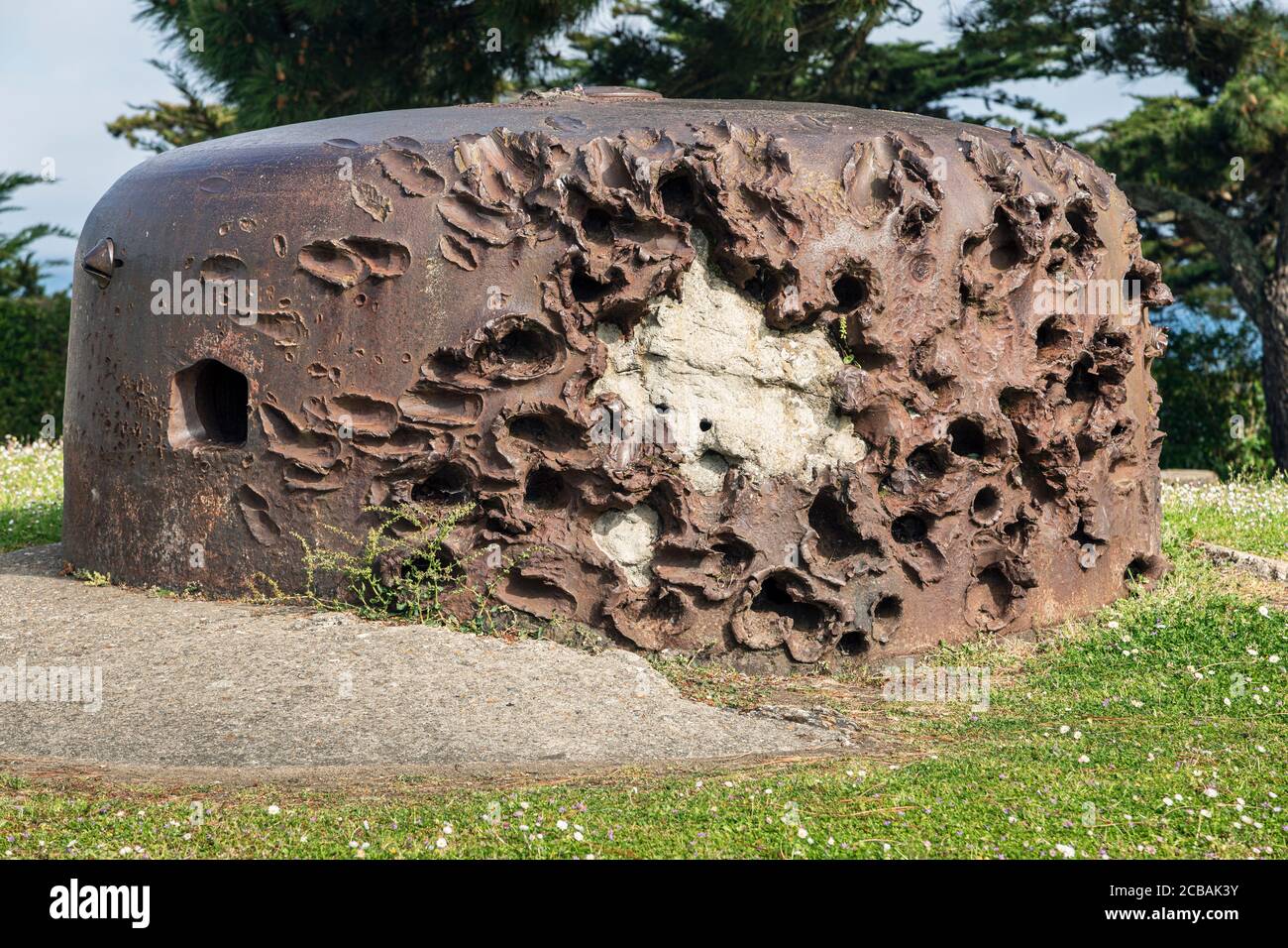 En un cabo en Cité d'Alet, Saint-Malo, estas colocaciones de armas alemanas muestran las cicatrices infligidas por las fuerzas aliadas invasoras durante la Segunda Guerra Mundial Foto de stock