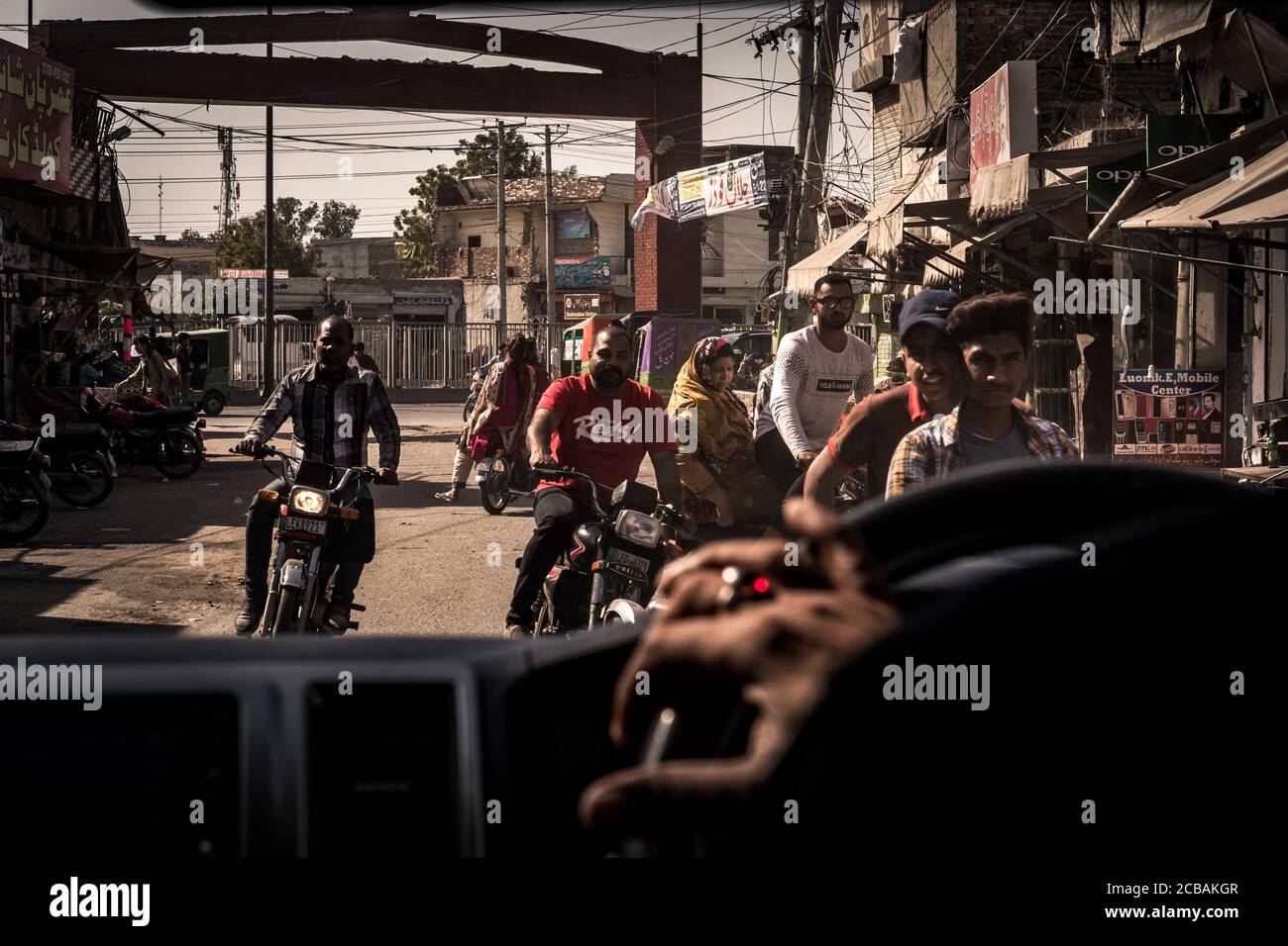 Caos de tráfico diario en las calles de Lahore en Pakistán. Foto de stock