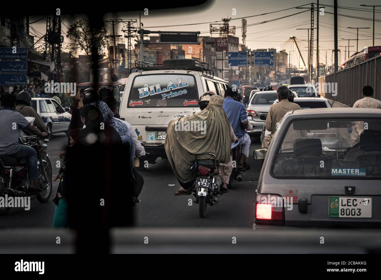 Caos de tráfico diario con burka pasajero en las calles de Lahore en Pakistán. Foto de stock