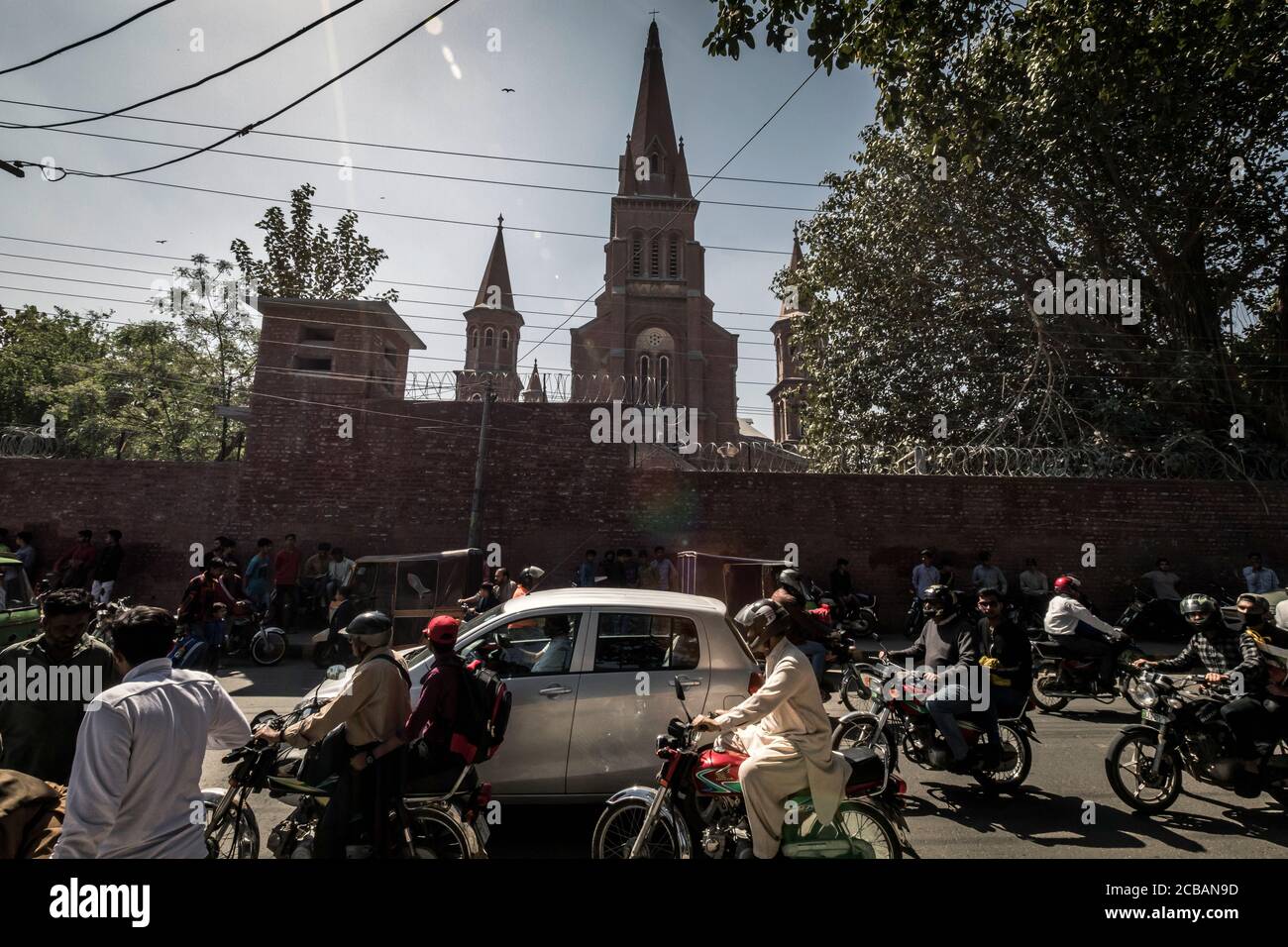 Caos de tráfico diario antes de la Catedral del Sagrado Corazón de Lahore en Pakistán. Foto de stock