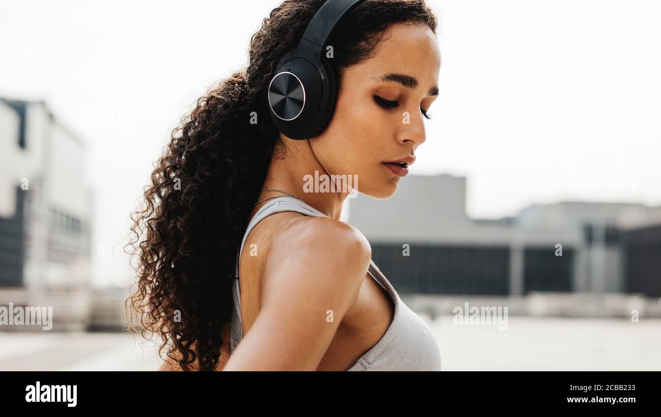 Primer plano de una joven mujer sprinter utilizando su smartwatch encendido  una pista de atletismo Fotografía de stock - Alamy