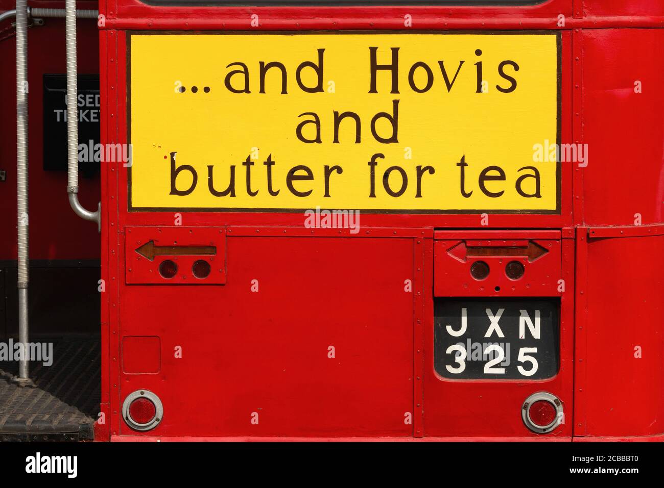 ‘ … Y Hovis y mantequilla para el té’: Versión pintada a mano del eslogan publicitario utilizado en 1954 por la empresa británica de harina y pan Hovis Ltd (fundada en 1886, parte de la fila Hovis McDougall desde 1962 y ahora una Marca Premier Foods), en la parte posterior de JXN 325, un Routemaster de Transporte de Londres (RT 935) Autobús de dos pisos exhibido en julio de 2013 en el 50 aniversario Woodcote Steam and Vintage Transport Rally en Woodcote, Oxfordshire, Inglaterra. El autobús AEC Regent III, construido en 1949, fue retirado del servicio a principios de los años 60 y comprado para su conservación en 1971. Foto de stock