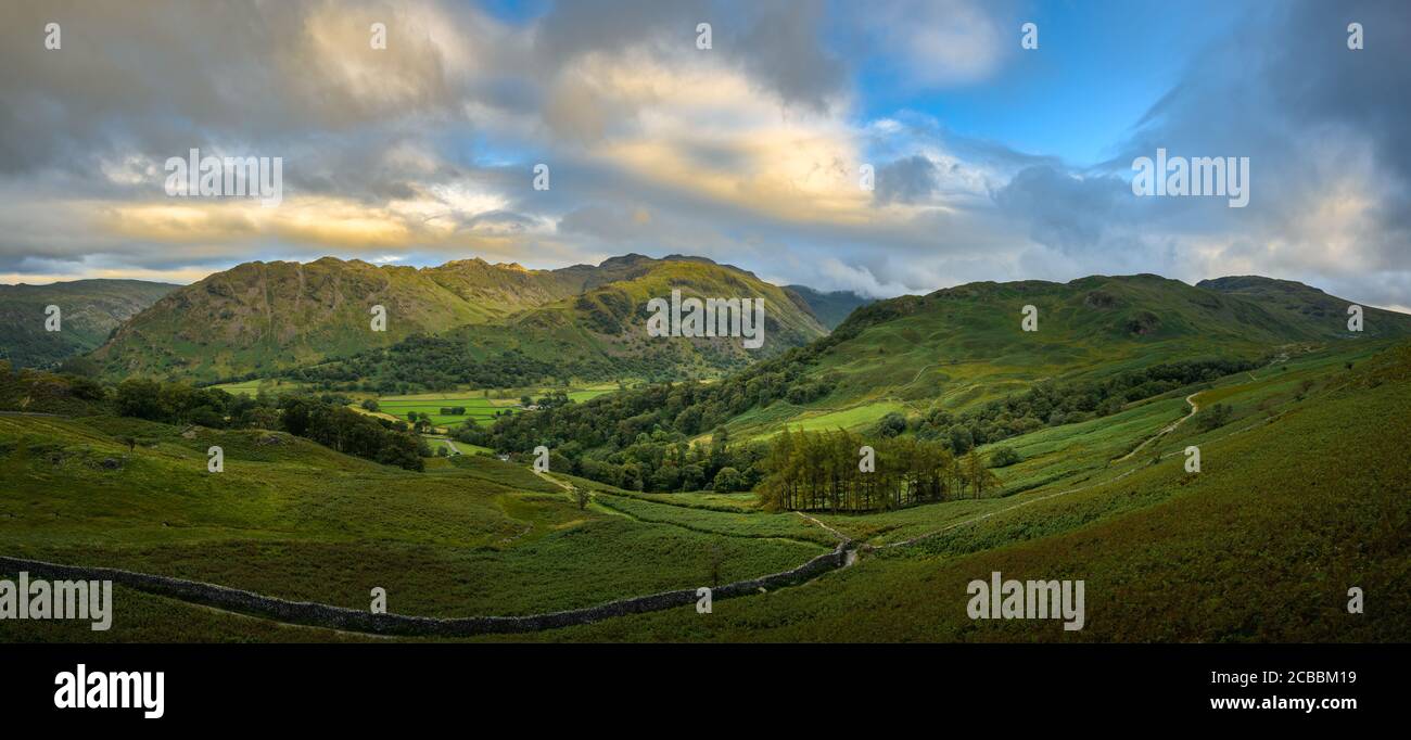 La vista a través de Borrowdale Valley, Lake District, Inglaterra Foto de stock