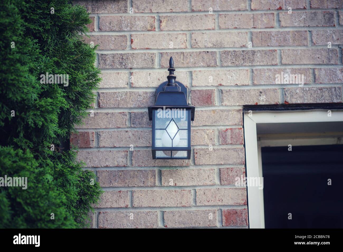 Un dispositivo de iluminación exterior en el exterior de una casa Foto de stock