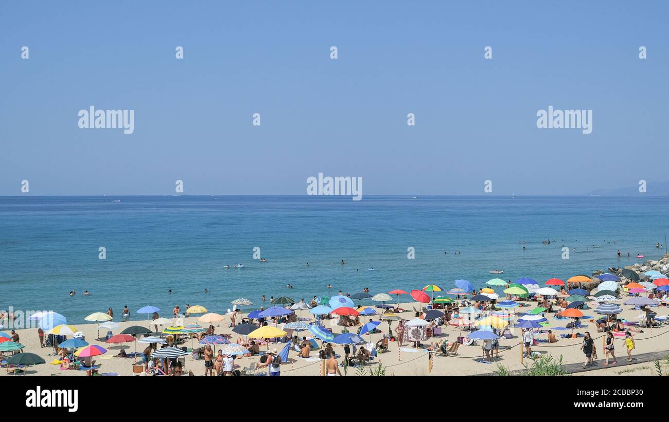 Gente de turistas abarrotada en la playa de verano después de cierre covid, estilo de vida de mar, cilento, social distanciamiento Foto de stock
